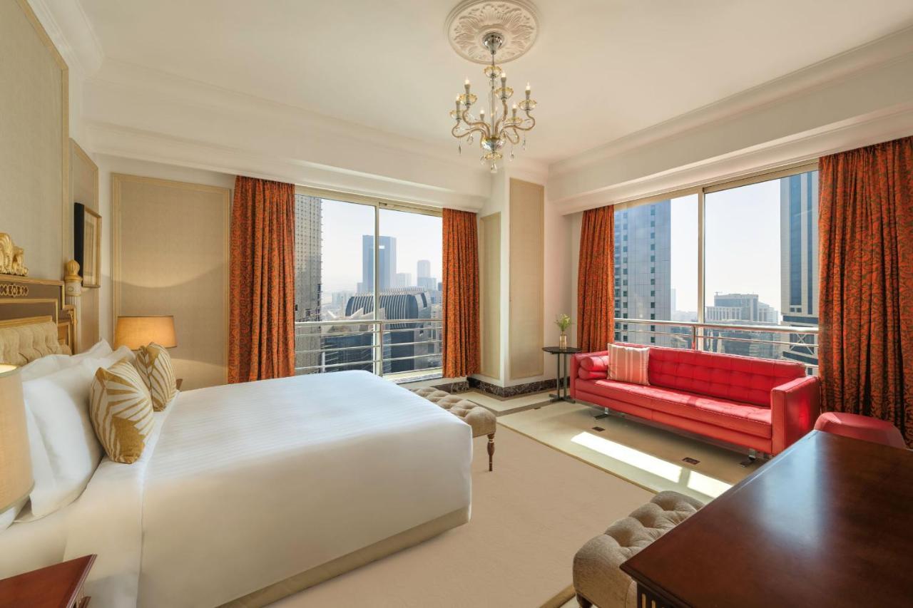 Dusit Hotel&Suites - Dauhá Exteriér fotografie A bedroom at the Jumeirah Emirates Towers Hotel