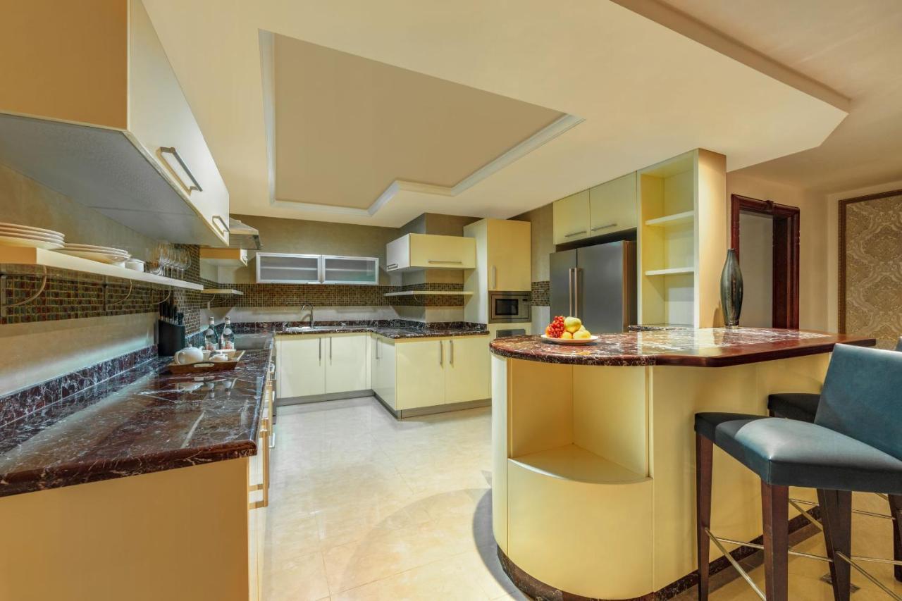 Dusit Hotel&Suites - Dauhá Exteriér fotografie A kitchen in a private residence