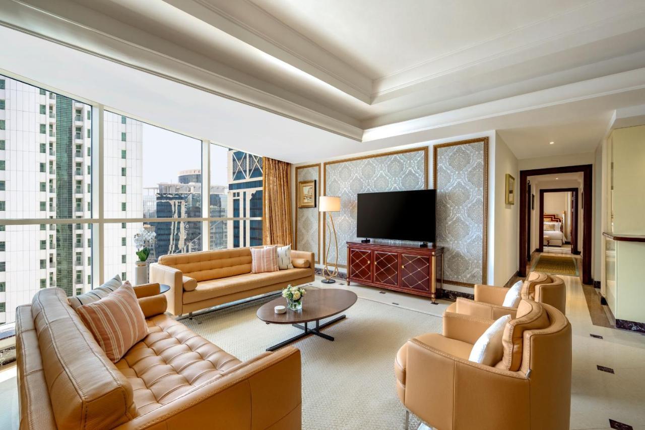 Dusit Hotel&Suites - Dauhá Exteriér fotografie A living room in a suite at the hotel