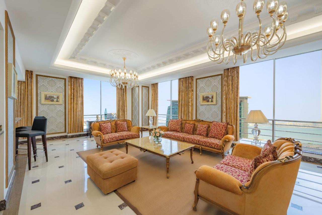 Dusit Hotel&Suites - Dauhá Exteriér fotografie A living room in a suite at the Jumeirah Emirates Towers Hotel