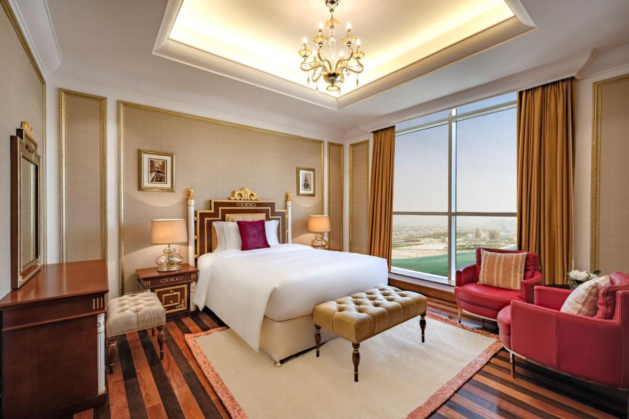 Dusit Hotel&Suites - Dauhá Exteriér fotografie A bedroom at Jumeirah Emirates Towers Hotel