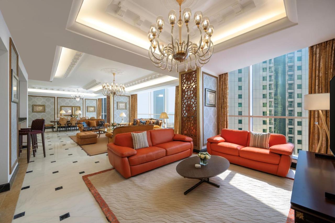 Dusit Hotel&Suites - Dauhá Exteriér fotografie The living room of a suite at the Shangri-La Kuala Lumpur