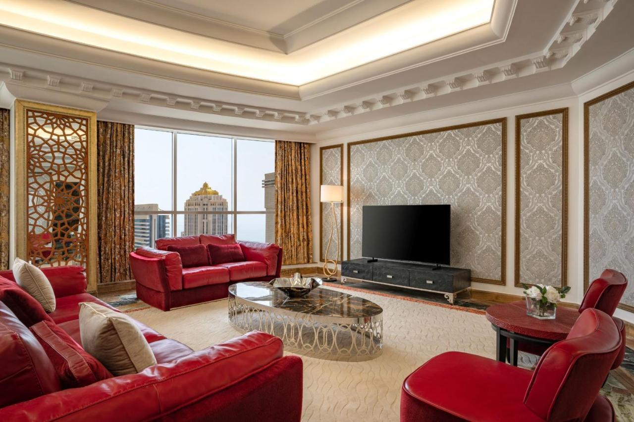 Dusit Hotel&Suites - Dauhá Exteriér fotografie A living room in a suite at the Ritz-Carlton, DIFC
