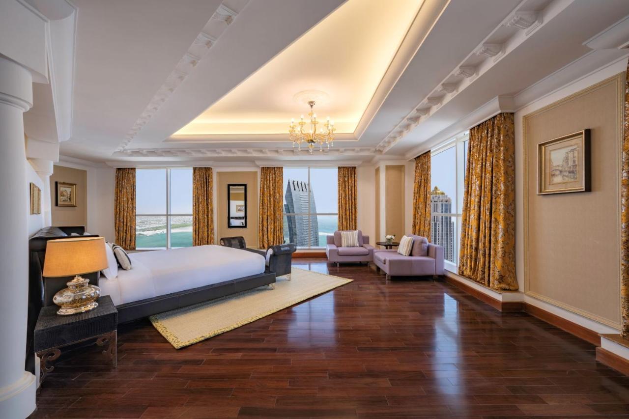 Dusit Hotel&Suites - Dauhá Exteriér fotografie A bedroom at the Jumeirah Emirates Towers Hotel