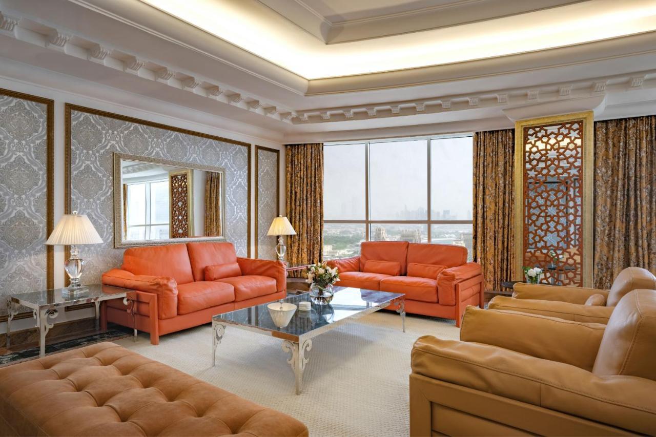 Dusit Hotel&Suites - Dauhá Exteriér fotografie A living room in a suite at the Jumeirah Emirates Towers Hotel